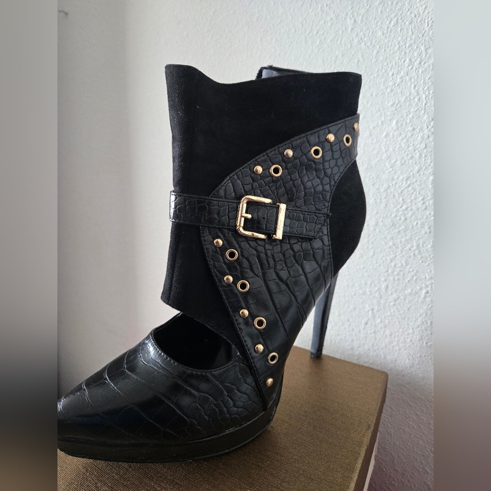 Size 11 womens heels with buckle